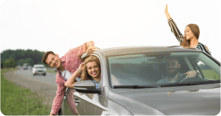 Programa de fidelización - Grupo de personas alrededor de un auto plateado